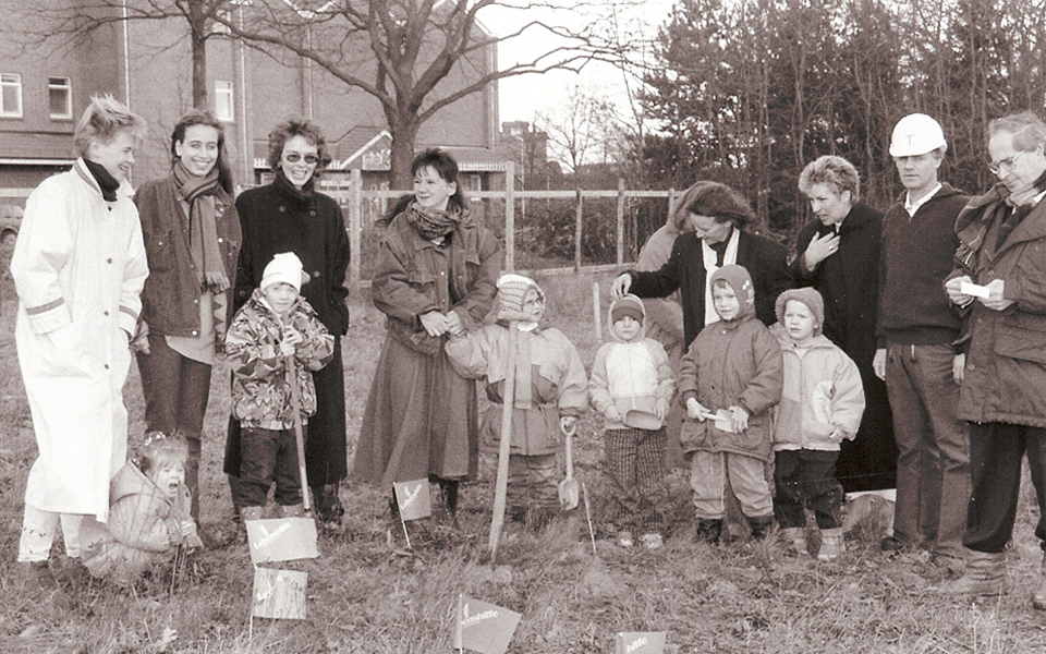 Gruppenfoto vom Beginn des Baus einer Heilpädagogischen Tagesstätte der Lebenshilfe Kaltenkirchen 1994