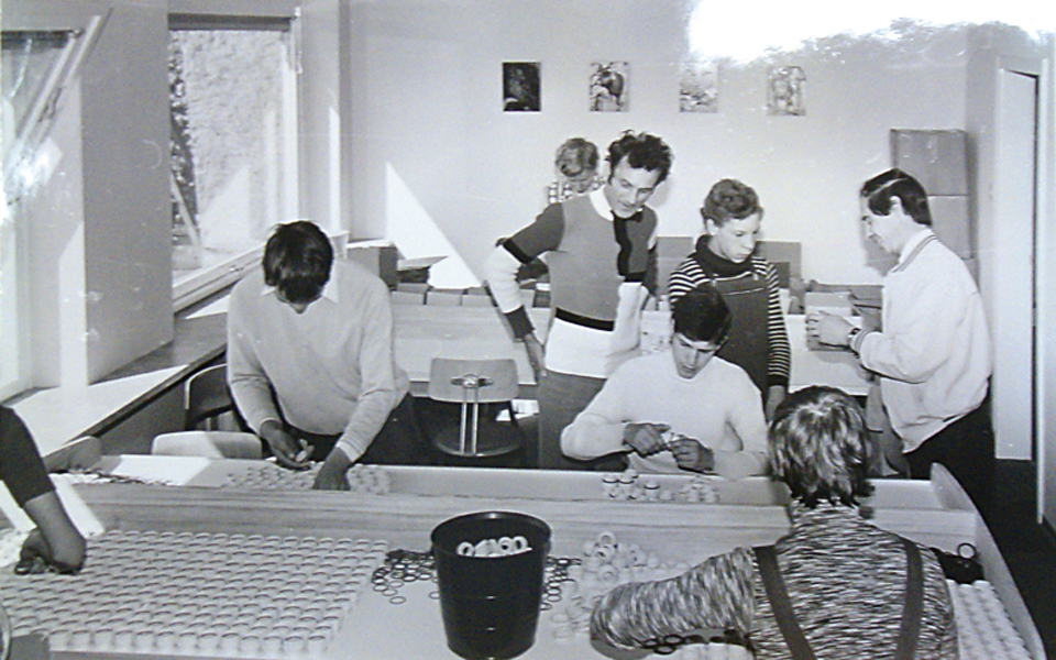 Eine Gruppe von jungen Menschen arbeiten in der ersten Behelfswerkstatt der Lebenshilfe Kaltenkrichen für Jugendliche 1974