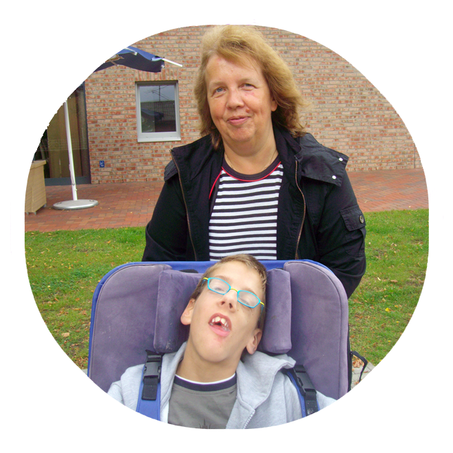 Eine Mieterin mit ihrem Sohn, der in einem Rollstuhl sitzt.