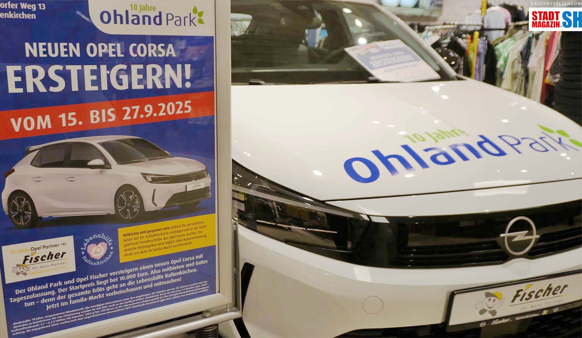 Eine Infotafel zur Versteigerung steht neben dem Opel Corsa bei famila Kaltenkirchen.